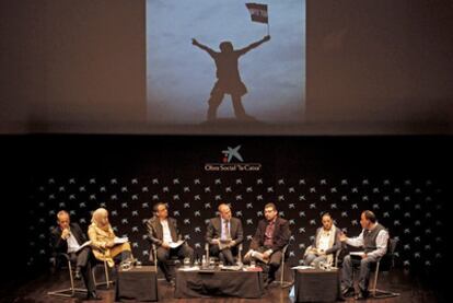 Debate organizado por EL PAÍS en CaixaForum. De izquierda a derecha, Ignacio Cembrero, Sirn Adlbi, Mourad Zarrouk, Javier Valenzuela, Mehdi Cherifi, Imam Amina Ouenzar y El Houssine Majdoubi.