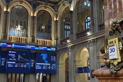 Paneles de la Bolsa de Madrid el pasado día 30 de abril.