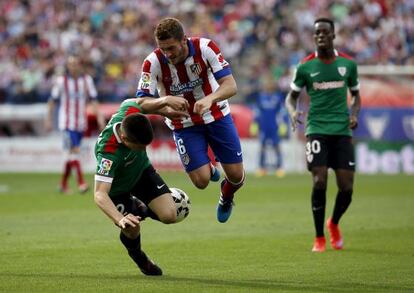 Koke disputa un bal&oacute;n a Bustinza en el Atl&eacute;tico-Athletic del pasado s&aacute;bado.