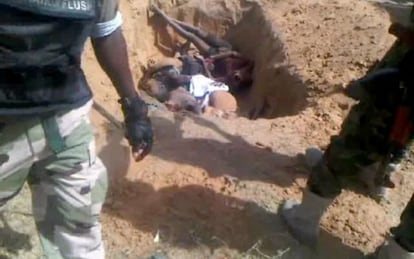 Imagen de varios hombres ejecutados por el Ejército, en el interior de una fosa, a las afueras de Maiduguri, en marzo de 2014.