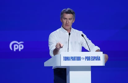El presidente del PP, Alberto Núñez Feijóo, interviene durante la segunda jornada del Congreso del PP, este sábado.