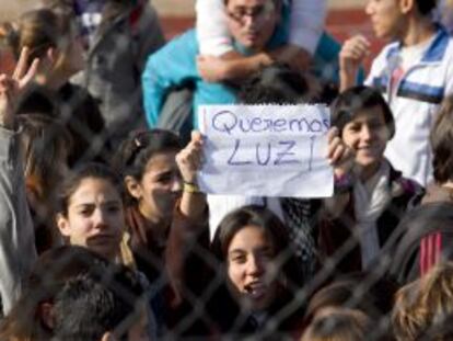 Alumnos del instituto Jorge Juan de Alicante protestaron ayer por el corte del suministro el&eacute;ctrico.