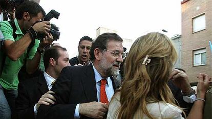 Mariano Rajoy, custodiado por un escolta al finalizar el acto.
