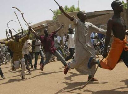 Manifestantes recorren Daura, al norte de Nigeria, en protesta por el retraso de la apertura de los colegios.