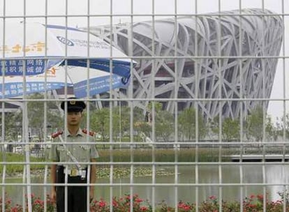 Un soldado hace guardia ayer ante el estadio olímpico.