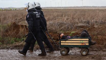 Agentes de policía se llevan a uno de los activistas, este miércoles en Luetzerath, Alemania.