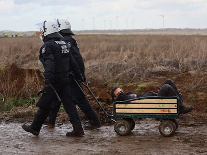 Agentes de policía se llevan a uno de los activistas, este miércoles en Luetzerath, Alemania.