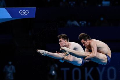 Thomas Daley y Matty Lee de Gran Bretaña compiten en la final masculina de saltos sincronizados de plataforma de 10 metros de los Juegos Olímpicos de Tokio 2020.