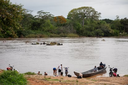Estados Unidos ha advertido de que rechaza “todos los intentos de Nicolás Maduro y su régimen ilegítimo de socavar la integridad territorial de Guyana, incluida esta última farsa electoral en la región del Esequibo”. El sucesor de Hugo Chávez pretende elegir gobernador en ese territorio soberano de Guyana.