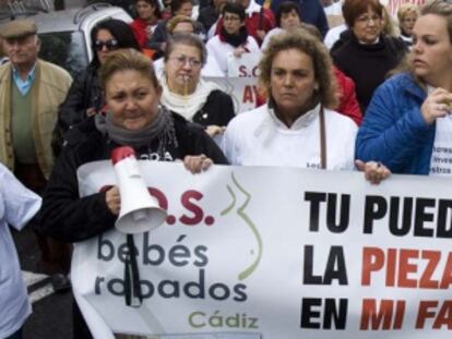 Manifestación de afectados por el robó de bebés en Cádiz.