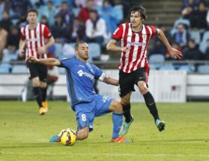 Iturraspe y Lacen luchan por el balón.