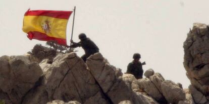 Soldados españoles toman el islote de Perejil el 17 de julio de 2002.