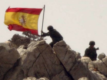 Soldados españoles recuperaban el islote de Perejil, el 17 de julio de 2002.