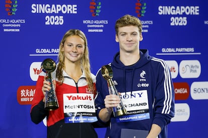 Summer McIntosh y Léon Marchand posan con los trofeos al hombre y a la mujer más destacados del Mundial de Natación.