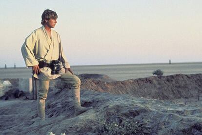 Una túnica de inspiración japonesa, unos pantalones decolorados de Levi’s y unas botas de ante tipo Chelsea. El primer estilismo, y más icónico de Luke Skywalker (cuando lo conocemos en el desierto de Tatooine), fue creado por el figurinista John Mollo con esas tres prendas básicas. Mollo tomó como referencia los dibujos de Ralph McQuarrie y una instrucción muy clara de George Lucas: “No quiero que la audiencia note ninguno de los estilismos”. 42 años después de su estreno, podemos confirmar que no consiguió su objetivo.