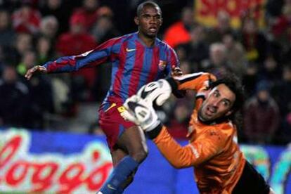 Eto'o supera al meta cántabro en el primer gol del Barcelona.