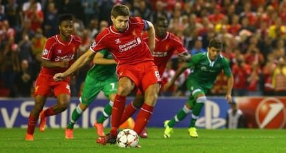 Gerrard lanza el penalti que sería el gol de la victoria del Liverpool.