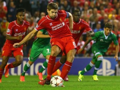 Gerrard lanza el penalti que ser&iacute;a el gol de la victoria del Liverpool.