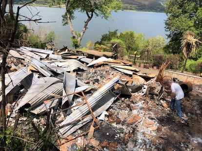 Las ruinas de la casa de Ana y Ricardo después del incendio. 