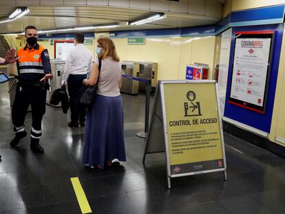 Controles de acceso en la estación de metro de Menendez Pelayo este lunes, primer día de la fase 1 de la desescalada en Madrid.