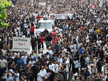 La madre de Nahel, el joven que murió el martes por el disparo de un policía, en lo alto de una camioneta durante una manifestación el jueves en Nanterre (Francia).