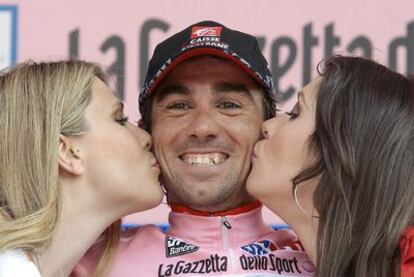 David Arroyo, felicitado en el podio del Giro.