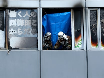 Los bomberos, tras sofocar las llamas del edificio incendiado en Osaka.