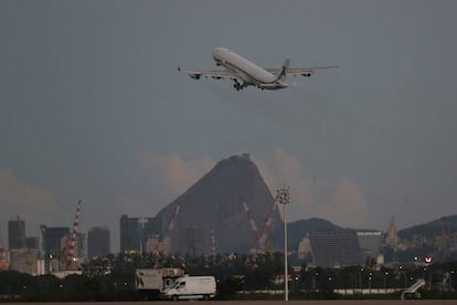 Un avión despega de Río de Janeiro.