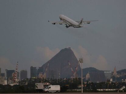 Un avión despega de Río de Janeiro.