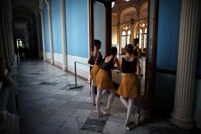 Cuba es conocida por su rigurosa educación de ballet, que es subsidiada por el Estado y que ha producido varias estrellas como Carlos Acosta y José Manuel Carreño para una pequeña isla de 11 millones de habitantes. En la imagen, estudiantes de la Escuela Nacional de Ballet de Cuba durante un descanso.