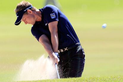 Luke Donald ejecuta una salida de 'búnker' en el Children's Miracle Network Classic.