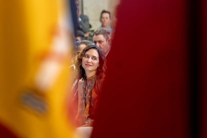 La presidenta de la Comunidad de Madrid, Isabel Díaz Ayuso, durante el acto de entrega de las Palomas de Bronce-Bomberos de Madrid, en la Casa de la Villa, a 15 de agosto de 2025, en Madrid (España).