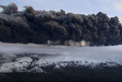 Nube de ceniza formada tras la erupción de un volcán bajo el glaciar Eyjafjalla, en Islandia.