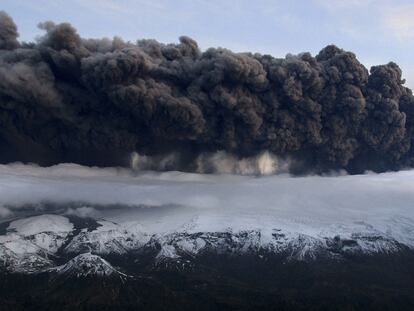 Nube de ceniza formada tras la erupción de un volcán bajo el glaciar Eyjafjalla, en Islandia.