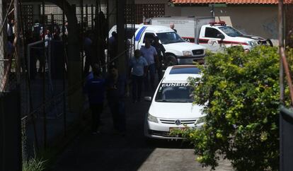 Antes de se dirigirem à escola, os dois atiradores roubaram um carro em uma locadora, onde mataram um homem. Na imagem, carro funerário deixa a escola nesta manhã