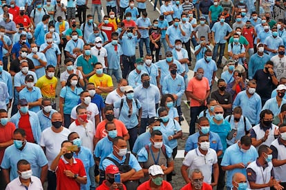 Empleados de la estadounidense Ford se manifiestan en la planta de Camacari este martes, al día siguiente de que la empresa anunciara el fin de su producción en Brasil.