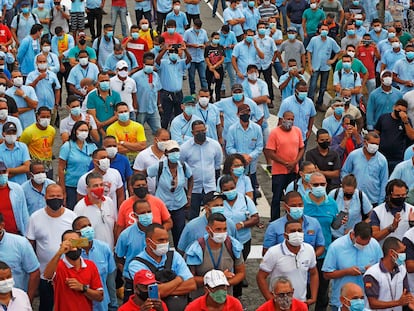 Empleados de la estadounidense Ford se manifiestan en la planta de Camacari este martes, al día siguiente de que la empresa anunciara el fin de su producción en Brasil.