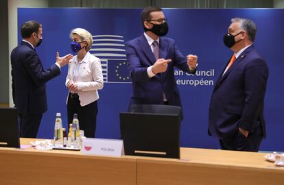 Emmanuel Macron, Ursula von der Leyen, Viktor Orban y Mateusz Morawiecki, este jueves, en Bruselas.