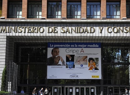 Un cartel con consejos contra la nueva gripe en el Ministerio español de Sanidad.