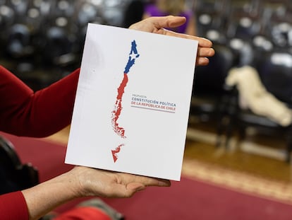 Un copia de la propuesta de constitución, durante la  ceremonia de cierre del Proceso Constitucional, en el ex Congreso Nacional, en Santiago de Chile, el 7 de Noviembre 2023.