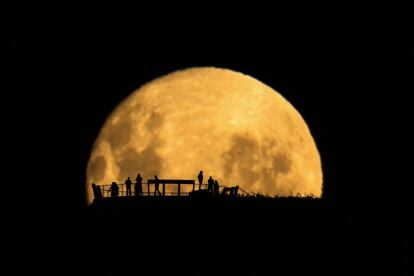 &lsquo;Siluetas contra la luna&rsquo; (Moon Silhouettes). Fotografia ganadora.
 
 