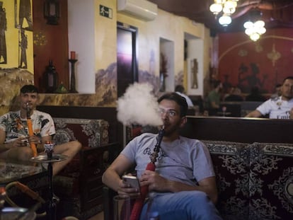 Un turista fuma shisha en el local Sultán de Chueca, en Madrid.