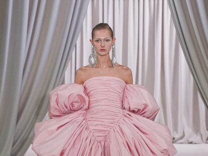 Vestidos esculturales y mujeres escultura en Giambattista Valli