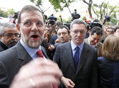 Mariano Rajoy y el alcalde Alberto Ruiz-Gallardón, tras los cinco minutos de silencio en el Ayuntamiento de Madrid por el guardia asesinado.