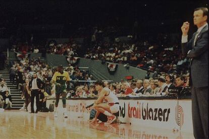 El jugador español espera en la cancha del Portland para saltar al campo el 31 de octubre de 1986.