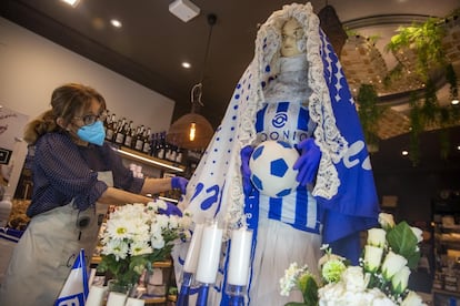 Una virgen vestida con la equipación de la Real Sociedad, en un escaparate de San Sebastián, este viernes.