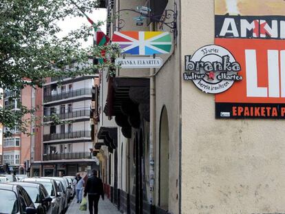 Cartel reclamando la amnistía en Romo, Las Arenas.