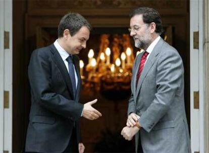 José Luis Rodríguez Zapatero saluda a Mariano Rajoy a la entrada del palacio de la Moncloa.