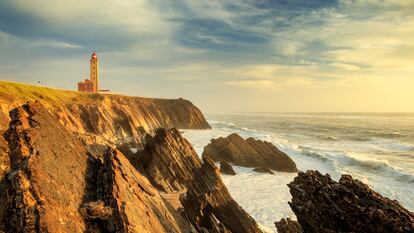 El faro Penedo da Saudade, de 1912,en el norte de la localidad de São Pedro de Moel (Portugal).