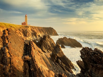 El faro Penedo da Saudade, de 1912,en el norte de la localidad de São Pedro de Moel (Portugal).